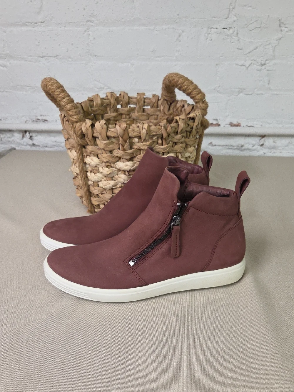 ECCO Womens Burgundy Leather Side Zip Ankle Boots / Sneakers Size 7/7.5 EUC 38
